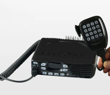 comprar Transceptor de radio móvil Walkie Talkie de automóvil 25W VHF DMR TKD840 / TKD740 Radio de dos vías montada en el vehículo fabricación en línea