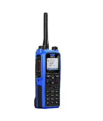 Radio de dos vías a prueba de agua PD795EX estándares FM y estándares IEC con protección IP67 calificada contra polvo y agua.